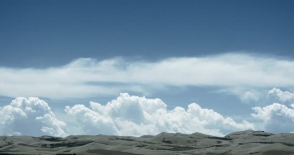 4k timelapse grande masse nuageuse bouffie blanche roulant sur les dunes de sable du désert . — Video