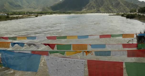 4k prayer flag on lhasa river,tibet. — Stock Video