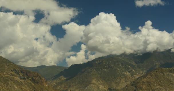 4k nuvole gonfie massa rotolando sopra Tibet mountaintop & valle, tetto del mondo . — Video Stock