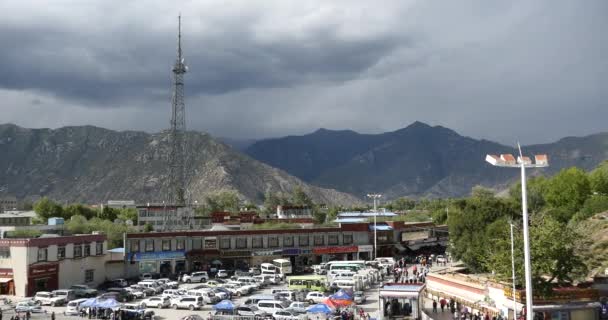 4k visita turística potala en Lhasa, Tibet.busy tráfico y la estupa blanca . — Vídeos de Stock