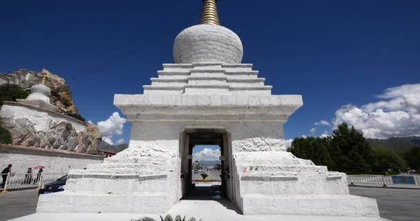 4k tráfico ocupado y peatonal a través de la estupa blanca en Lhasa, Tíbet . — Vídeo de stock