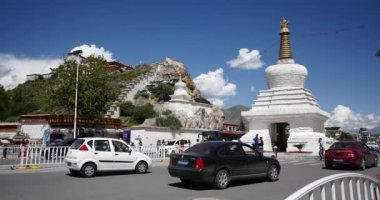 4 k yoğun trafik ve yaya beyaz stupa Lhasa, Tibet üzerinden.