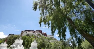 4 k Potala ve beyaz stupa Lhasa, Tibet.