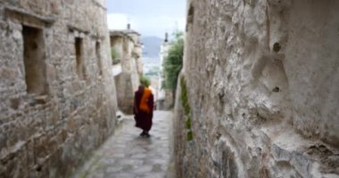 Lhasa drepung üzerinde yürüyen 4k tibet keşiş, ünlü Tibet tapınağı.
