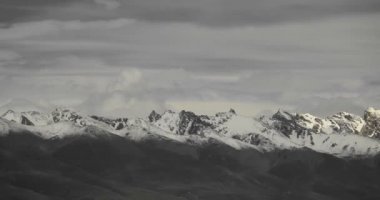 4 k timelapse kitle Tibet karla kaplı Dağların üzerinden haddeleme bulutlar.
