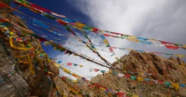 Tibet, mağara meditasyonda eski keşiş Gölü namtso 4 k dua bayraklar.