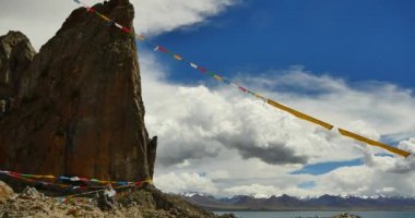 4k büyük bulutlar kitle göl namtso & dağ üzerinde haddeleme, yarımadada bayrak dua.