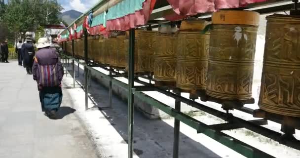 4k tibetano persona vuelta girando buddhist ruedas de oración, lhasa . — Vídeo de stock