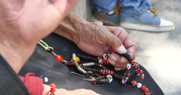 4 k close-up van oude Tibetaanse vrouw gebed buddha kralen. — Stockvideo