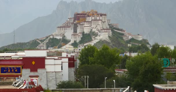 Παλάτι 4K Potala το πρωί, Λάσα, Θιβέτ. βουνά που περιβάλλονται από σύννεφα. — Αρχείο Βίντεο