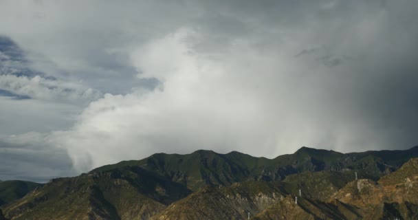 4 k Λάσα βουνοκορφή & κοιλάδα με μαύρα σύννεφα, στέγη του κόσμου, Θιβέτ. — Αρχείο Βίντεο