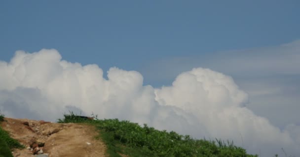 4k Panorâmica das montanhas da aldeia, nuvem de Altocumulus no céu azul . — Vídeo de Stock