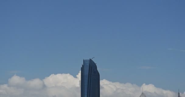 Yüksek katlı ve kentsel City gökdelen inşa Cbd üzerinde 4 k Altocumulus bulutlar gökyüzü — Stok video