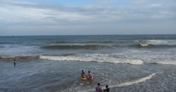 4k Menschen schwimmen im Meer, weiter Ozean & große Brandung. — Stockvideo