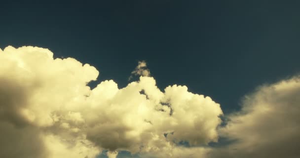 4 k tid förfaller av vitt fluffigt moln massa flyger i himlen, himlen, Tibet platån. — Stockvideo