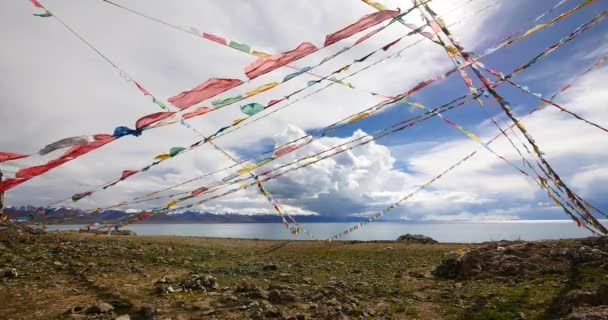 4 k 巨大云大众翻滚湖纳木措 & 雪山，祈祷旗帜在风中. — 图库视频影像