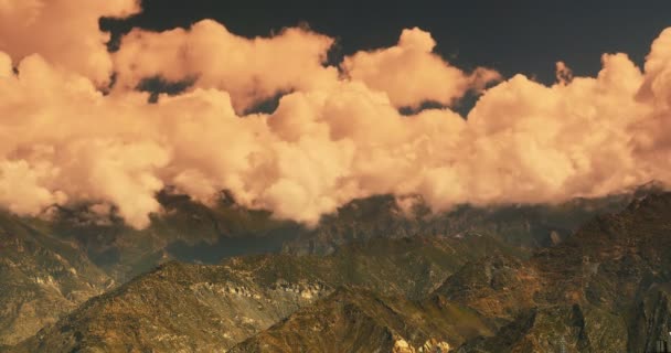 4K Timelapse pösigt moln massa rullande över Tibet bergstopp & Valley, solnedgång. — Stockvideo