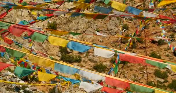 4k Banderas de oración en el lago namtso en el Tíbet, meditación monje antiguo en la cueva . — Vídeo de stock
