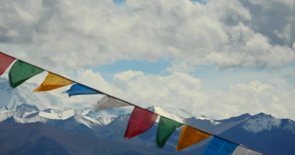 4k величезні хмари маса котиться над озером Namtso & Snow mountain, молити прапор у вітрі . — стокове відео