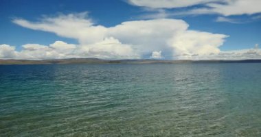 4k büyük kitle Gölü namtso ve dağ, tibet mansarovar üzerinde haddeleme bulutlar.