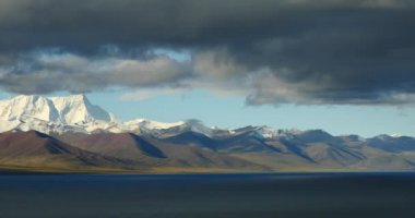 4k büyük kitle Gölü namtso ve kar dağ, tibet mansarovar üzerinde haddeleme bulutlar.