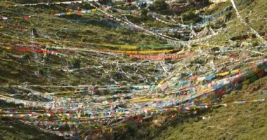 4 k dua bayrağı dağda lhasa, tibet.