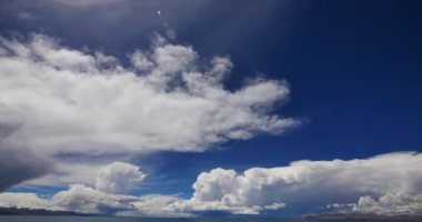 4k büyük kitle Gölü namtso ve kar dağ Tibet üzerinde haddeleme bulutlar.