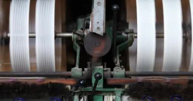 4 k Makina üreten doku içinde A ipek fabrikası, İpek iplik Makina toplama.