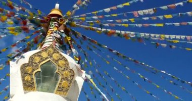 4 k Beyaz Budist stupa ve uçan dua bayrakları shangrila yunnan, Çin.