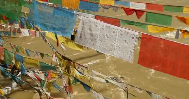 4 k gebed vlag op rivier in lhasa, tibet. — Stockvideo