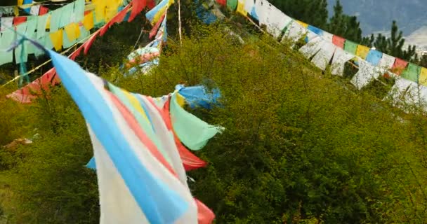 Bandeira de oração 4k na montanha lhasa, Tibete . — Vídeo de Stock