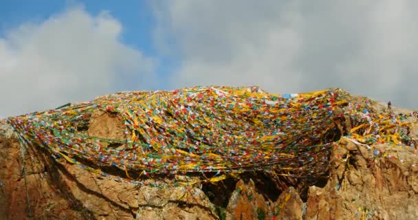 4k Banderas de oración en el lago namtso en el Tíbet, meditación monje antiguo en la cueva . — Vídeos de Stock