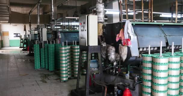 4 k Makina üreten doku içinde A ipek fabrikası, İpek iplik Makina toplama. — Stok video