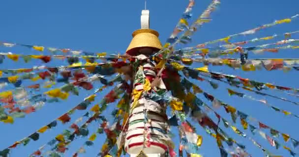4 k λευκό βουδιστική Στούπα & προσευχή που φέρουν σημαίες σε shangrila yunnan, Κίνα. — Αρχείο Βίντεο
