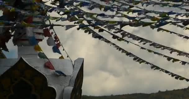 4 k Beyaz Budist stupa ve uçan dua bayrakları shangrila yunnan, Çin. — Stok video