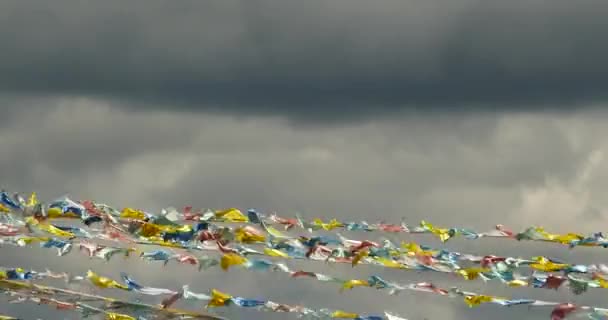 4k Gebetsfahne im Wind, Wolken Hintergrund. — Stockvideo