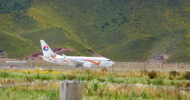 샹그릴라 공항, 윈난 중국에서 떨어지는 4 k 비행기. — 비디오