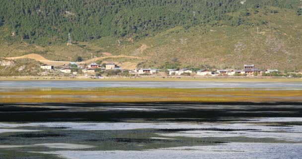 4 k berg & moln reflektera över sjön, Napahai våtmarker Shangri-La, Kina. — Stockvideo