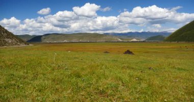 4k kitle Shangri-La yunnan, Napahai sulak alan dağlarda üzerinde haddeleme bulutlar.