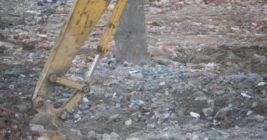 4 k Ekskavatör çalışma ve damperli kamyon sitede inşaat, Çin.