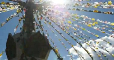 4 k Beyaz Budist stupa ve uçan dua bayrakları shangrila yunnan, Çin.