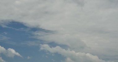 4k Panoramic mavi gökyüzünde uçan beyaz altocumulus bulutlar.