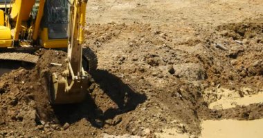 4 k closeup Ekskavatör çalışma ve damperli kamyon sitede inşaat, Çin.