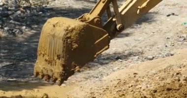 4 k closeup Ekskavatör çalışma ve damperli kamyon sitede inşaat, Çin.