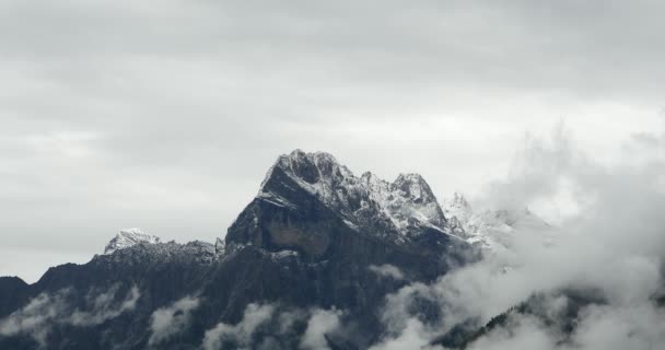 Tibet karla kaplı dağların üzerinde yuvarlanan 4k bulutlar kitle. — Stok video