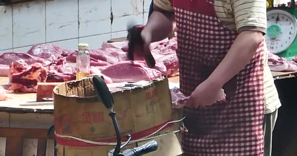 4 k rzeźnik sprzedaży świeżego mięsa w lokalnym rynku azjatyckiego, Chiny Shangri-La. — Wideo stockowe