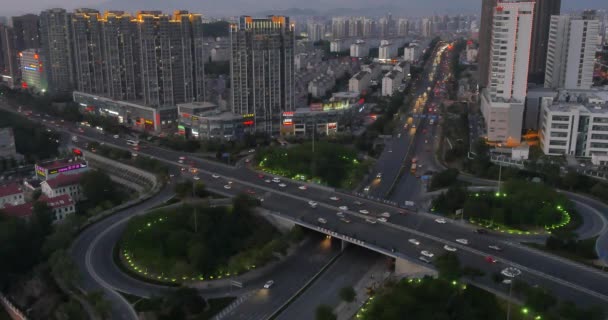 4 k zajęty ruchu miejskim na wiadukt w nocy, budynek miejski morden, Qingdao, Chiny. — Wideo stockowe