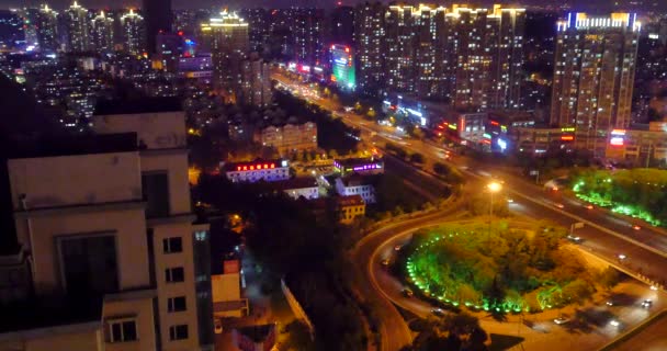 4k tráfico urbano ocupado en el paso elevado en la noche, edificio urbano morden, china de QingDao . — Vídeo de stock