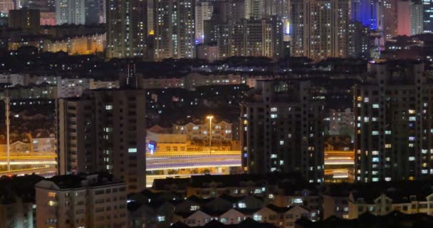 4 k hektisk stadstrafik med timelapse på överfart på natten, urban morden byggnad, Qing — Stockvideo
