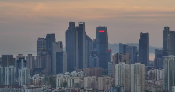 4k città urbana al crepuscolo, ingorghi trafficati & edificio aziendale, QingDao, Cina . — Video Stock
